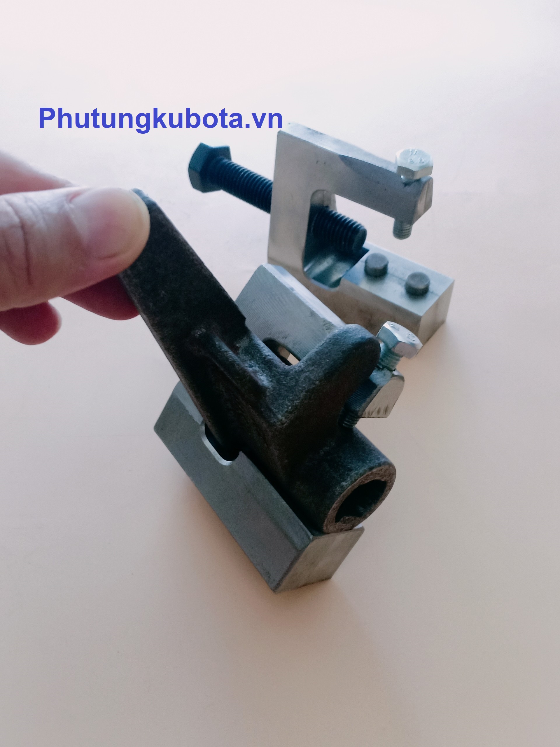 Cảo tay càng hướng hộp số máy Kubota DC70 (nguyên khối)